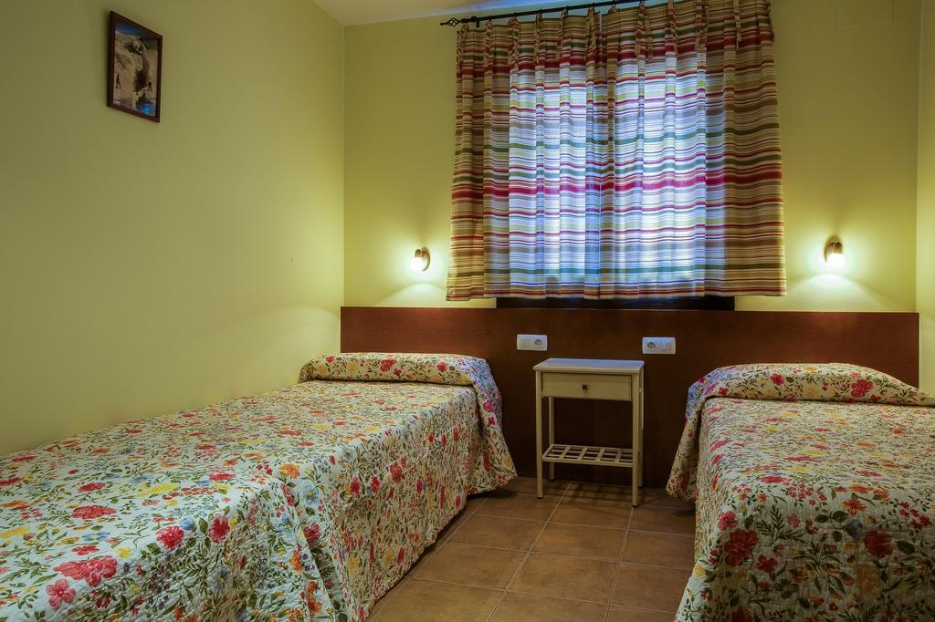 Hostal Parque Natural Бенаск Стая снимка