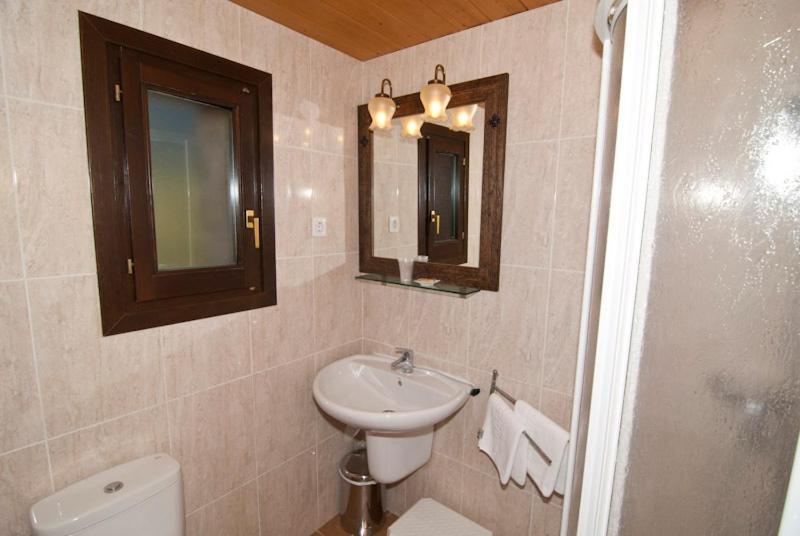 Hostal Parque Natural Бенаск Стая снимка